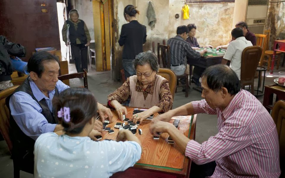 Bát linh hậu: Khoảng cách thế hệ ở Trung Quốc Chơi mạt chược, Thượng Hải. Ảnh bởi Bruno Barbey/Magnum.