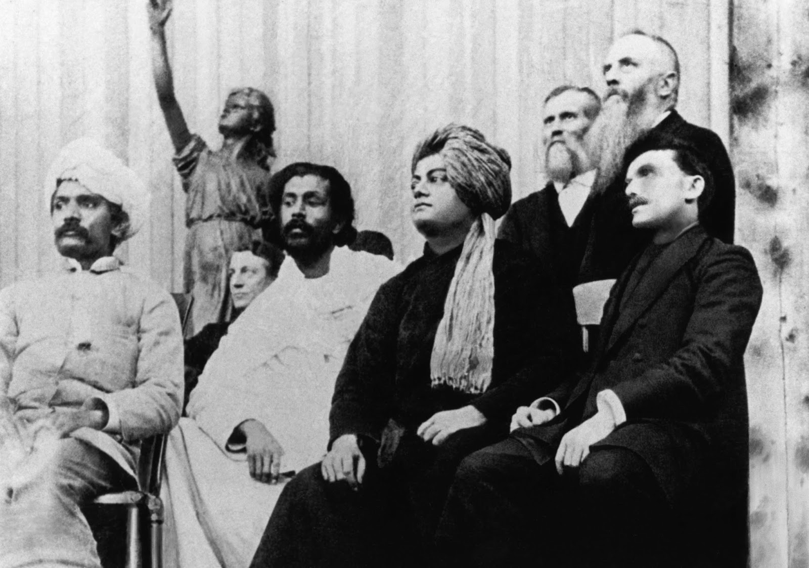 Vivekananda - Cuộc đời và sứ mệnh của vị Đạo sư nổi tiếng Swami_Vivekananda_at_Parliament_of_Religions